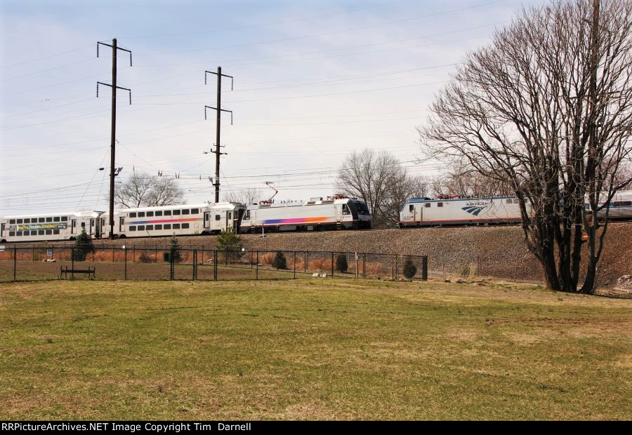 NJT 4611, Amtk 637 meet